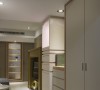 神龛入室需求，设计师林宇崴以造型柜处理，加以活动式的抽板设计贴心使用细节。