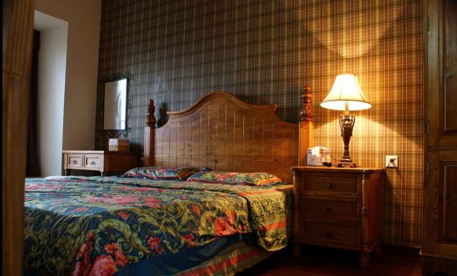 卧室图片来自家装大管家在130平地中海3居 色彩丰富空间的分享