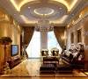客厅：以金色的壁纸与欧式沙发，搭配圆型吊顶的灯饰，让整体通透高贵