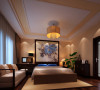 设计理念：卧室的软装设计，强调舒适与审美的统一，尽可能将床上用品的质感体现出来。
亮点：床头背景墙上，那一抹蓝色，虽简单，但成为了整个空间的灵魂。