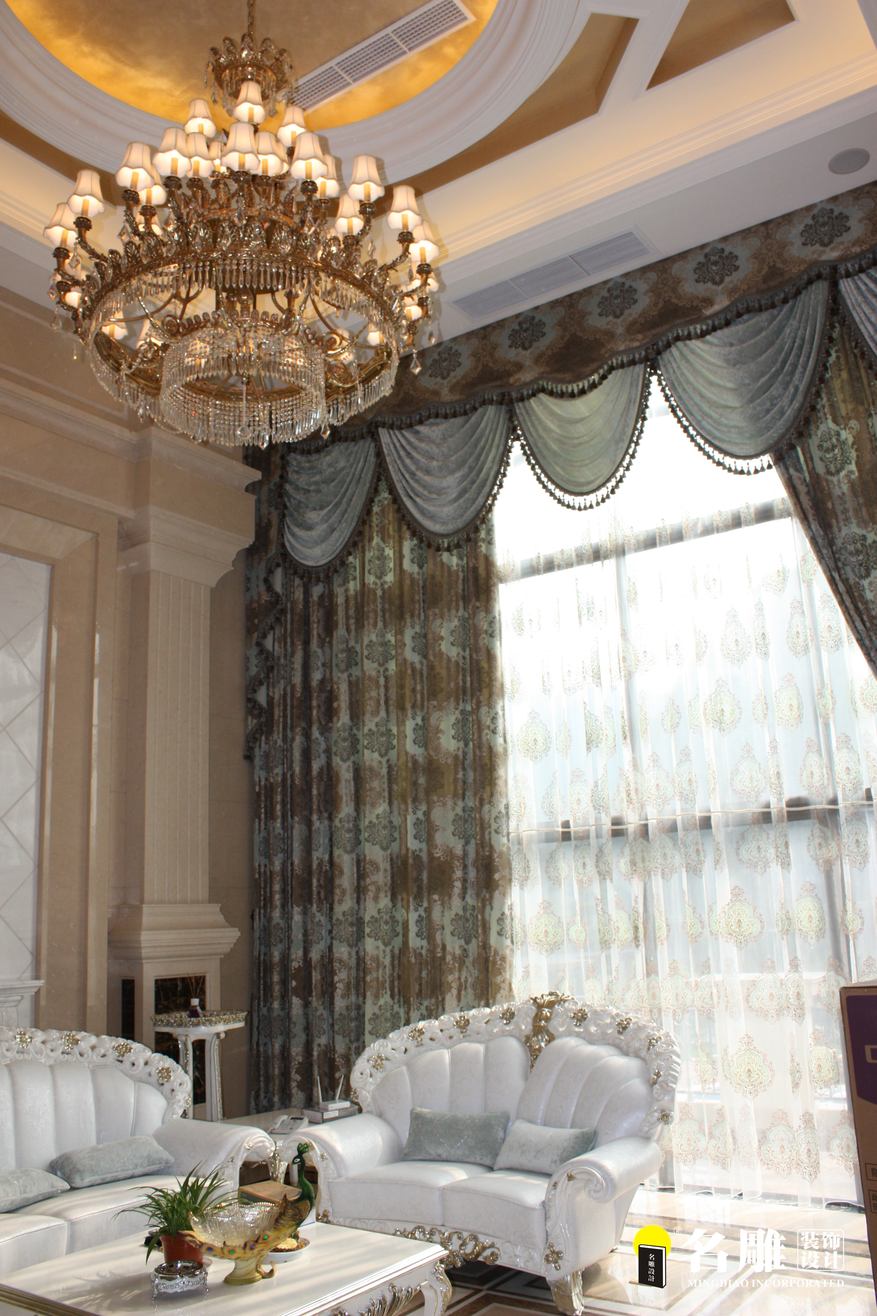 欧式 别墅 名雕装饰 客厅图片来自在简欧风格--400平雅致别墅装修的分享