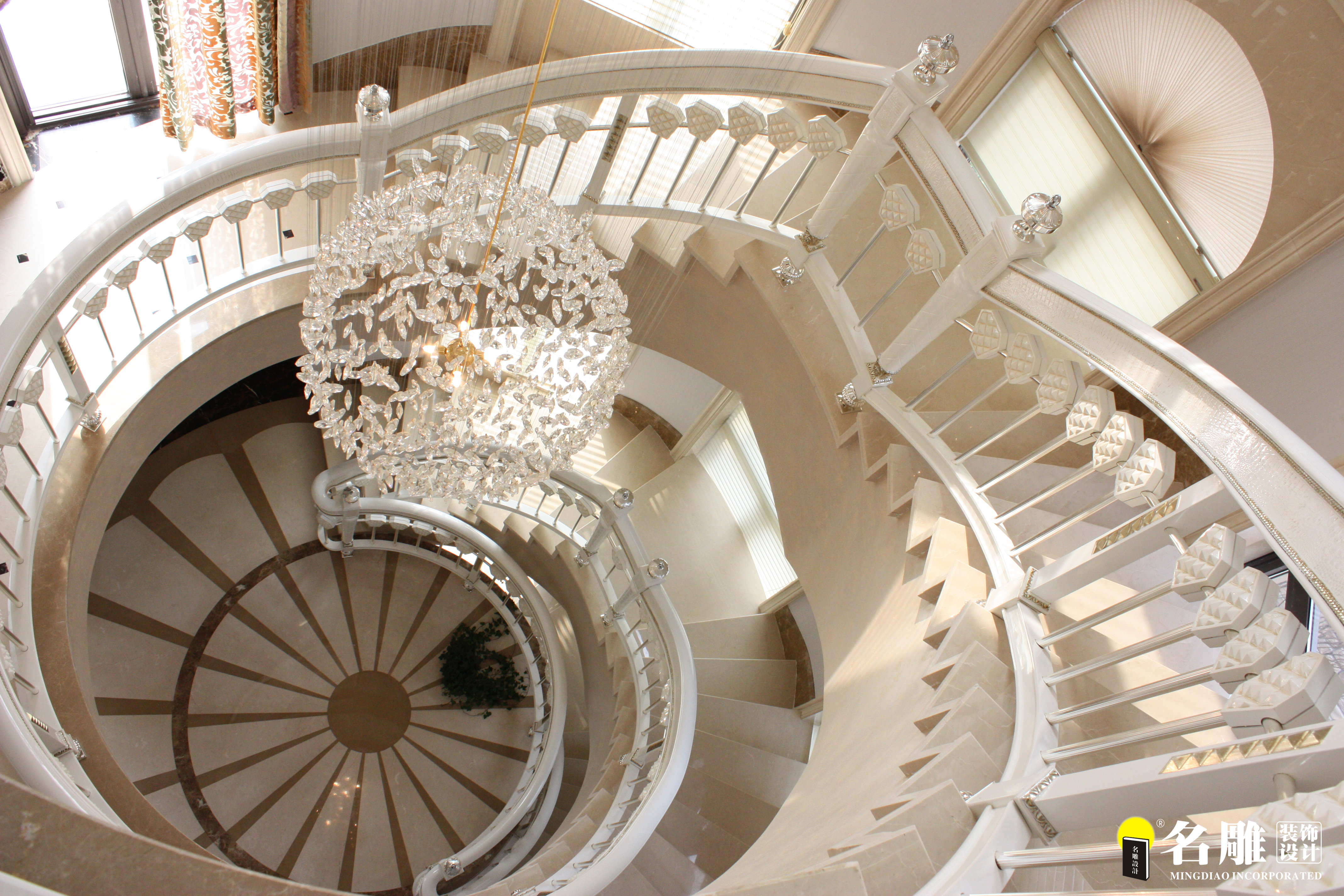 欧式 别墅 名雕装饰 楼梯图片来自在简欧风格--400平雅致别墅装修的分享