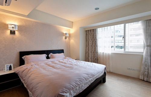 混搭 黑白 三居 大空间 卧室图片来自铜雀装饰设计在150平，黑白混搭简约时尚的分享