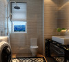 设计理念：4平米的卫生间，整体墙面采用亮光的瓷砖，提高的室内的光感度，黑白相见的浴室柜，凸显现代风格，大面积的浴室镜在视觉上增强空间感。