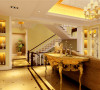 布艺沙发组合有着丝绒的质感以及流畅的木质曲线，将传统欧式家具的奢华与现代家具的实用性完美结合。配上壁灯以及金色吊顶尽展低调奢华的魅力。
亮点：咖啡色与金色的交相辉映，诠释出低调的奢华