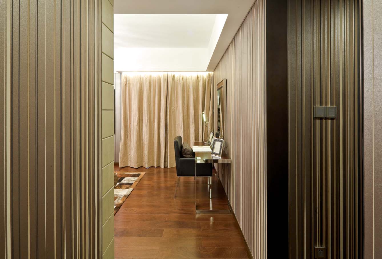卧室图片来自成都龙发装饰公司在保利中心 后现代风格设计的分享
