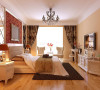 主卧室：具有浪漫的情调，飘窗加以白色长椅，温馨而又浪漫