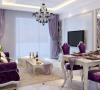 餐厅与客厅融为一体，靠垫都选用了深紫色，与白色的桌子正相配，吊灯在厅中间位置，俩个地方都可以兼顾到...