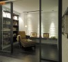 书房及卧室跟公共空间的地板交接面刻意拉至门外，室内地面的木地板向外延伸到公共空间，制造滚边的视觉效果。