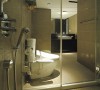 长亲专属卫浴-日式浴室设计给父母使用，空间的规划都考虑到长者的使用习惯与安全，所以降低淋浴间的配置高度，将来可铺上木地板，方便长辈坐下来淋浴。