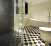 偏好美式风格的屋主，以黑白灰为基调，干湿分离的地砖上作变化组合，区隔独立式的浴缸及玻璃淋浴间，置物柜镜面加大，让空间感变大。