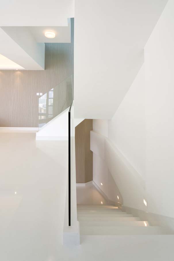 楼梯图片来自成都龙发装饰公司在牧马山蔚蓝卡地亚 极简现代风的分享