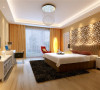 为呼应暖色的木地板及墙面漆，设计采用驼色的窗帘作为装饰，增添了卧室温馨的氛围。