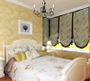 卧室布置较为温馨，多用温馨柔软的成套布艺来装点。