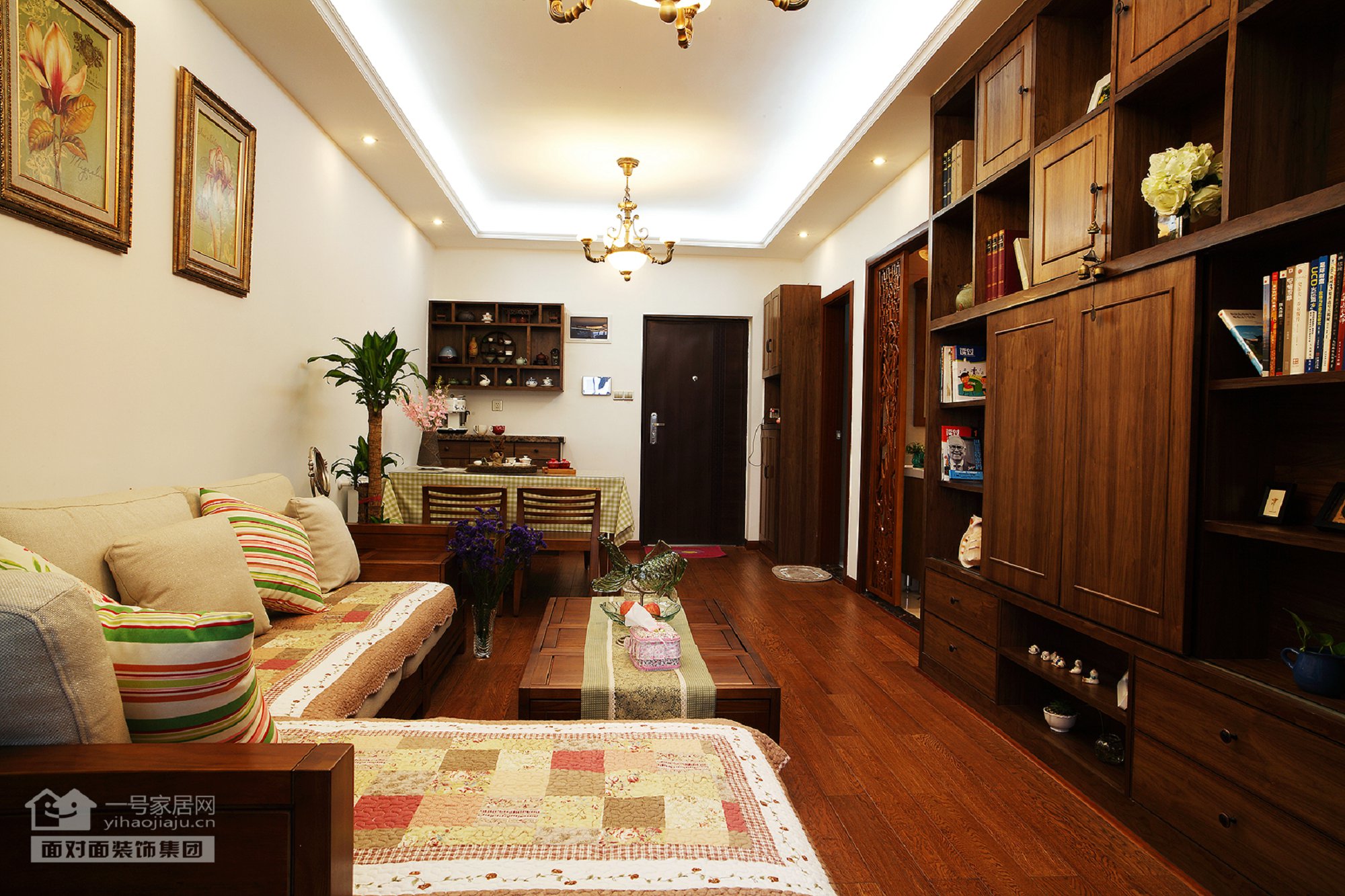 古朴雅致的木质家具,仿花梨木和紫檀色的主色调