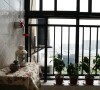 阳台上的绿色盆景搭配旁边的布艺小桌，整体给人一种放松身心，修养性情的别致享受。