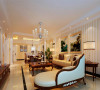 深色实木组合沙发为温馨舒适的客厅空间凭添一丝大气与端庄。