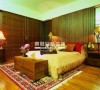 卧室床四周布纱，让空间里生空间，把小空间做大，做多即此案空间设计独之处，材料运用，老挝大红酸枝，米色软包，黄色墙布，为房间气氛添姿