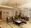客厅采用米白色的壁纸配合着米黄色的地板，凸显王者风范
