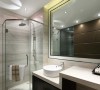 卫生间的墙砖选用条纹横线，拉伸整个空间，而洗脸盆的位置多做出来台面，节省洗衣机位置。