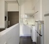 半高隔间墙设计让厨房有了开放独立感，跳脱长型空间的压迫。