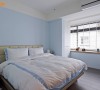 轻浅优雅的水蓝色卧房里，仅以穿透百叶帘的日光变化室内风景。