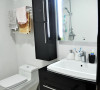 黑色的卫浴柜，尽显现代风格。