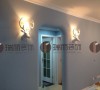 墙面靓照。虽然是简单的一面墙，但蓝灰的墙漆、拱形的门洞，两个别致的鹿头壁灯，都会让你感受到纯正的地中海风情。