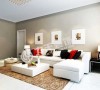 在功能布局上,客厅统一刷灰色乳胶漆，简约的拐角沙发和简单的电视柜在满足空间不大的客厅日常需求；