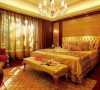 因为有了各种材料的平衡搭配，才赐予了这个房间稳重的基调。床头红胡桃色的木质造型与欧式团花图案相结合，更彰显业主高贵的身份。