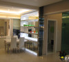 名雕装饰设计-米兰阳光-现代简约餐厅：洁白餐桌椅，融入小空间中。