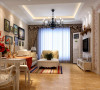 浅色的家具使整体空间显得大气端庄，不规则黑边矩形的沙发墙相框搭配浅色家具使整个空间的饱和感更加突出。米黄色的沙发使休闲感尤为舒适。