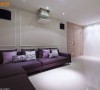 简约的线板搭配米色墙面与紫色沙发，春雨设计为男主人打造喜爱的美式风格视听室。