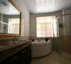 10平方的卫生间，扇形浴缸，还有1米以上的大玻璃淋浴房，1.8米的大洗手台，非常舒服好用。