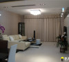 奥林华府时尚温馨三居室-现代风格客厅：用极简洁的材质，通过浅咖啡同色系的统一搭配，加上玻璃和镜面的有效利用，编织出一个舒适的家
