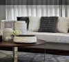 整体黑白灰的主色调，营造出一种宁静而富有的家居环境。灰色地毯加上黑色茶几，再配以浅灰色沙发，平时、简洁中不失艺术的层次感。从中可见主人的品位与格调非同一般。