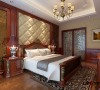 次卧室还是用胡桃木的色调来强调古色古香的感觉，主卧背景墙的软包画龙点睛。