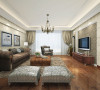 客厅土黄色、灰色、白等色调的搭配，完全展露出居住环境的舒适淡然之感；简单的家居配饰却能营造出宁静安详的生活气息。