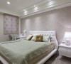 主卧房-粉色系壁纸与白色床头板柔美主卧房氛围。