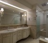 设计师运用进口砖与艺术画框，营造星级饭店等级的卫浴空间。