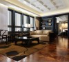 客厅的陈设配饰以传统风格和现代实用为依托，让整个空间在貌似古典却处处显露着明快的现代风格，并延伸出新的形式、采用新的方式、新的搭配手法，让空间表露出典型的东方色彩。