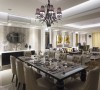 春雨设计以造型矮餐柜取代传统高柜设计，与威尼斯镜共塑宴会厅的华美气度。