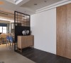 与家具相同肌理色泽的木作拉门规划，将客卫浴门片纳入空间主景的一部份。