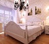 主卧室：墙面整体以壁纸处理，结合窗帘增加卧室的精致感。
