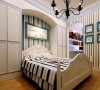 次卧室：次卧室为女儿房，墙面采用淡粉暗花壁纸结合白色家具，浪漫淡雅