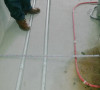 尺寸精确测量，强弱电间隔30-50公分，强电红色线管、蓝色弱电线管，分色分管