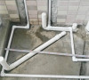 排水槽内做防水处理，以免渗水，排水、排污管口用盖帽进行保护，以防在施工期间砂浆掉入堵塞管道