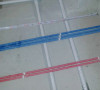 尺寸精确测量，强弱电间隔30-50公分，强电红色线管、蓝色弱电线管，分色分管