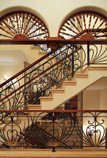 欧式 别墅 成都装饰 成都装修 跃层 楼梯图片来自华西装饰集团在成都合院380m²欧式风格装修案例的分享