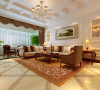 空间以白色为主色调，与其他颜色搭配富有层次感	沙发背景墙石膏线与壁纸的搭配，为空间营造了舒适，自在的气氛。